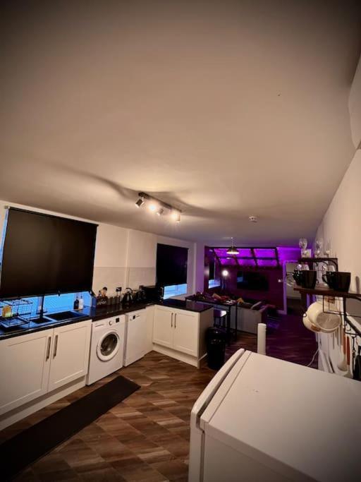 Stunning Two Bed City Centre Apartment Лідс Екстер'єр фото